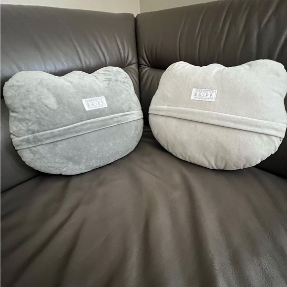 Meredith & Olivia Pillows from the original drop. - Picture 2 of 2